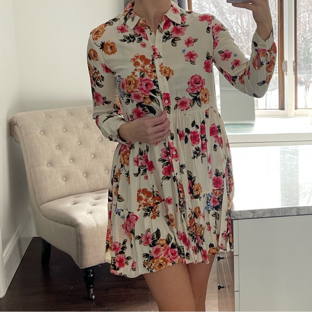 Stradivarius Woman Dress New! with Long Sleeves and floral pattern. Size M